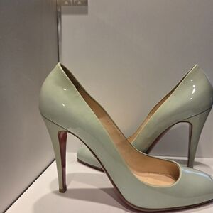 AUTHENTIC Christian Louboutin Décolleté 328 Classic Patent Leather Pumps Heels